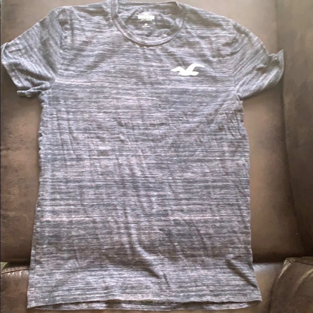 Grey/Black Hollister T- Shirt in an adult XS